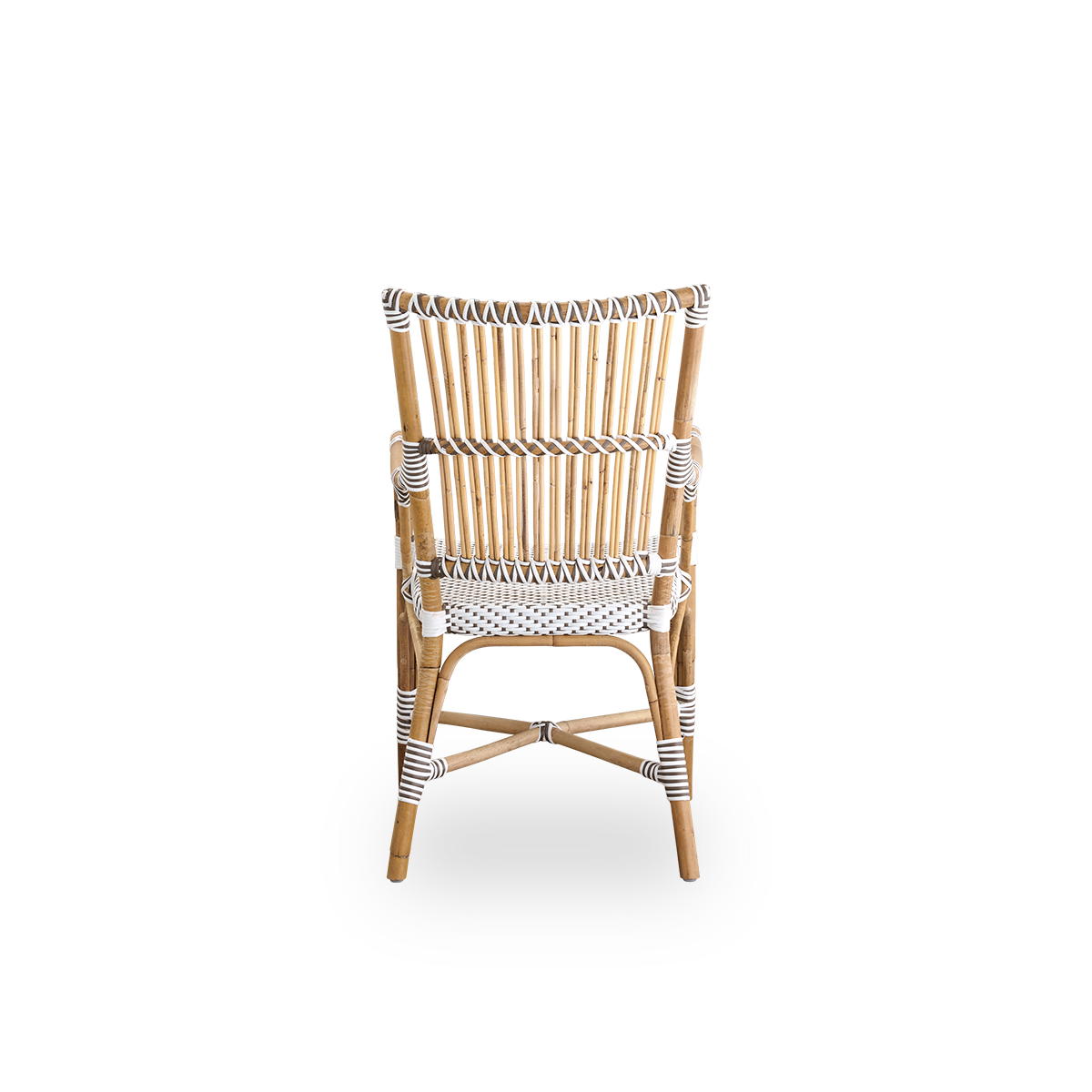 Bagfra vinkel af Monique spisestol med armlæn. Rattanramme med sæde flettet i ArtFibre i hvid med brune prikker. Inspireret af bistrodesign fra 1950’erne.