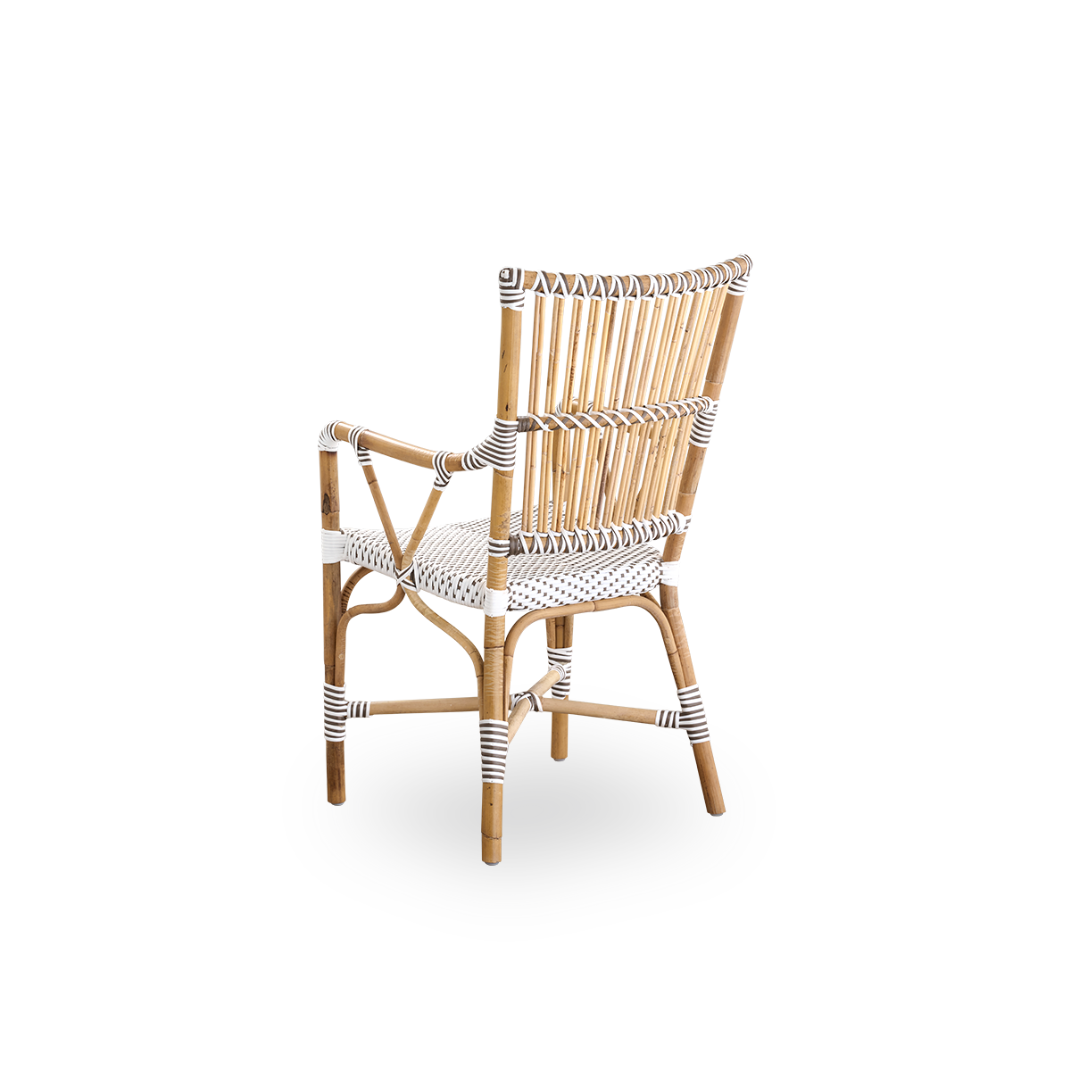 Sidevinkel bagfra af Monique spisebordsstolen med armlæn.
Rattanramme med sæde flettet i hvid ArtFibre med brune prikker. Inspireret af 1950’ernes bistrodesign.