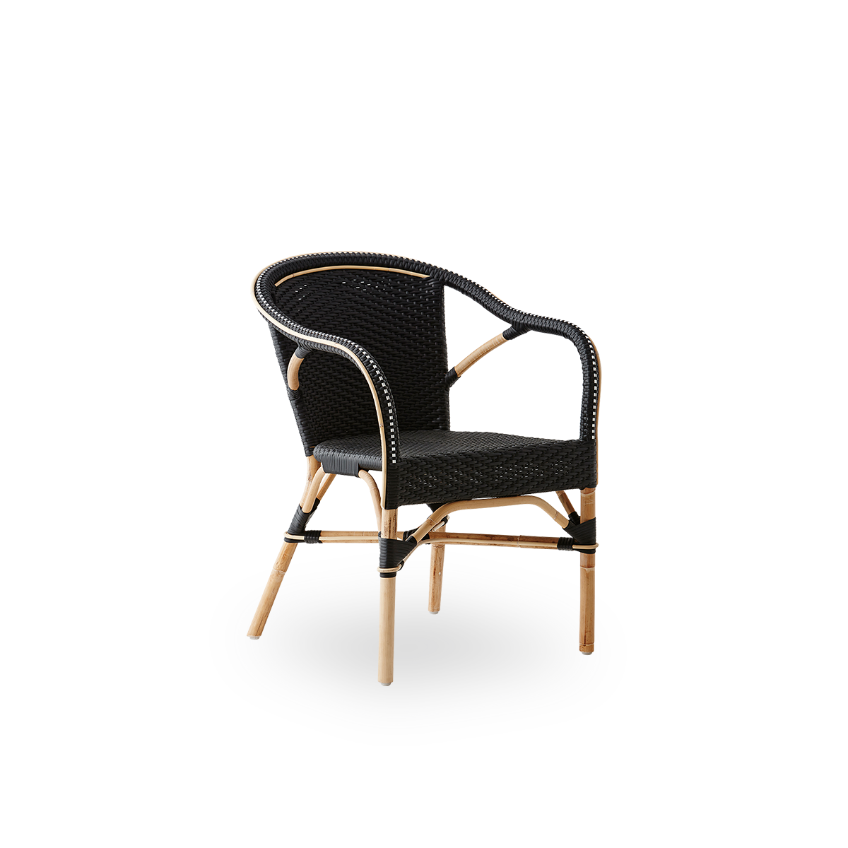 Side view af Madeleine spisestol med armlæn. Rattanramme med sæde og ryg flettet i sort ArtFibre. Inspireret af bistrodesign fra 1950’erne.