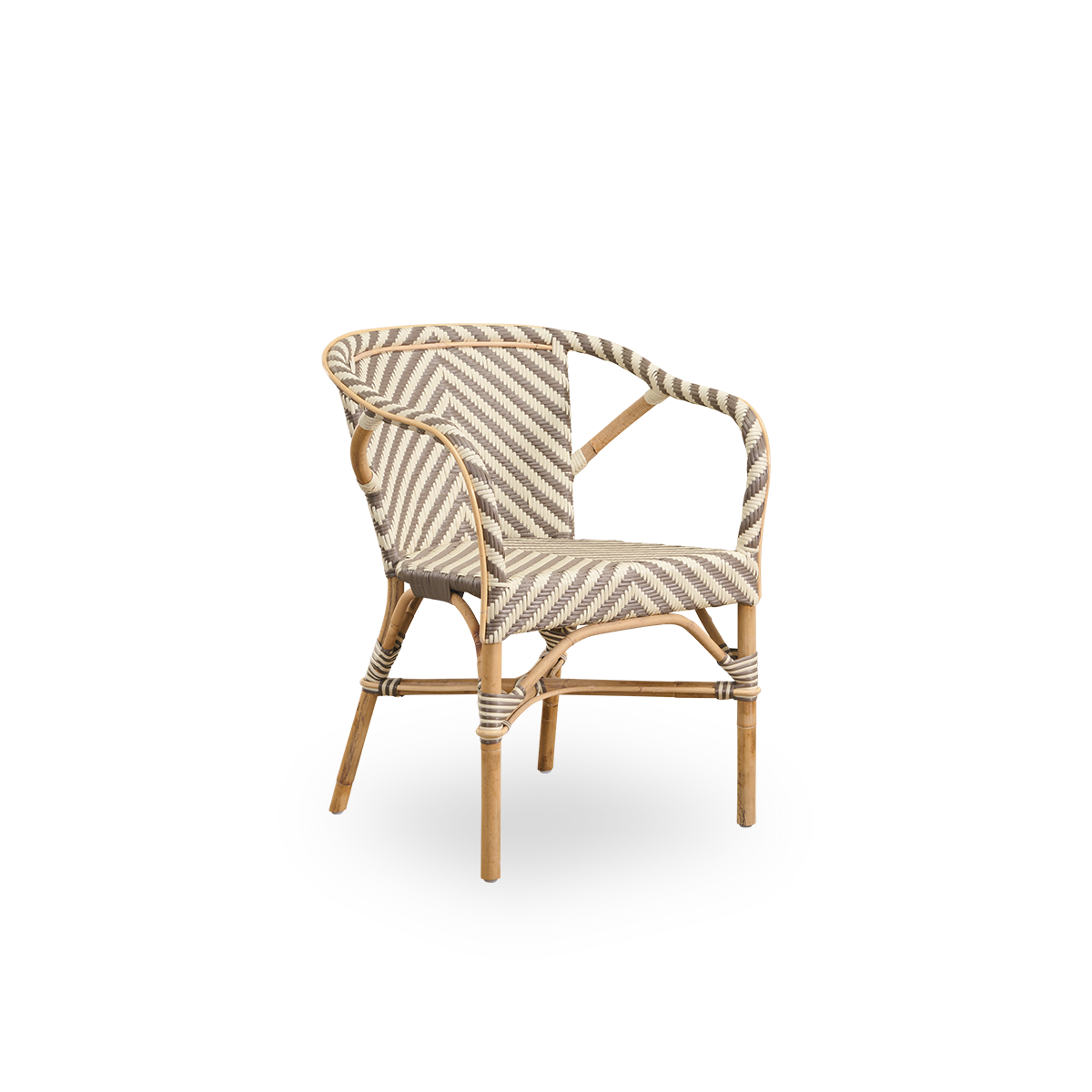 Side view af Madeleine spisestol med armlæn. Rattanramme med sæde og ryg flettet i ArtFibre med elfenbens- og brun fiskebensmønster. Inspireret af bistrodesign fra 1950’erne.