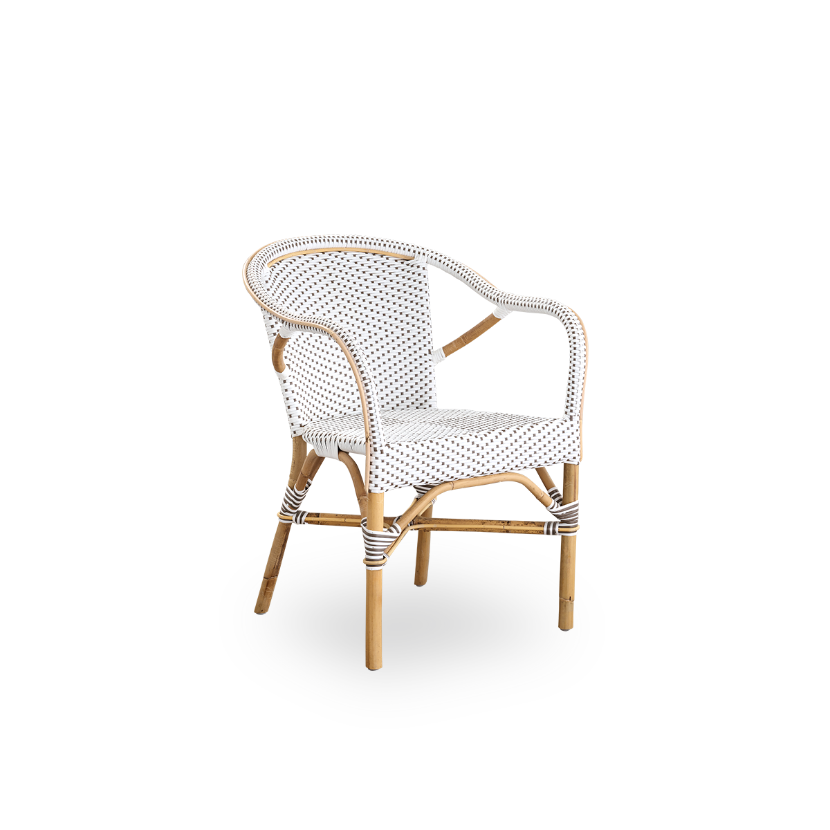Side view af Madeleine spisestol med armlæn. Rattanramme med sæde og ryg flettet i ArtFibre i hvid med brune prikker. Inspireret af bistrodesign fra 1950’erne.