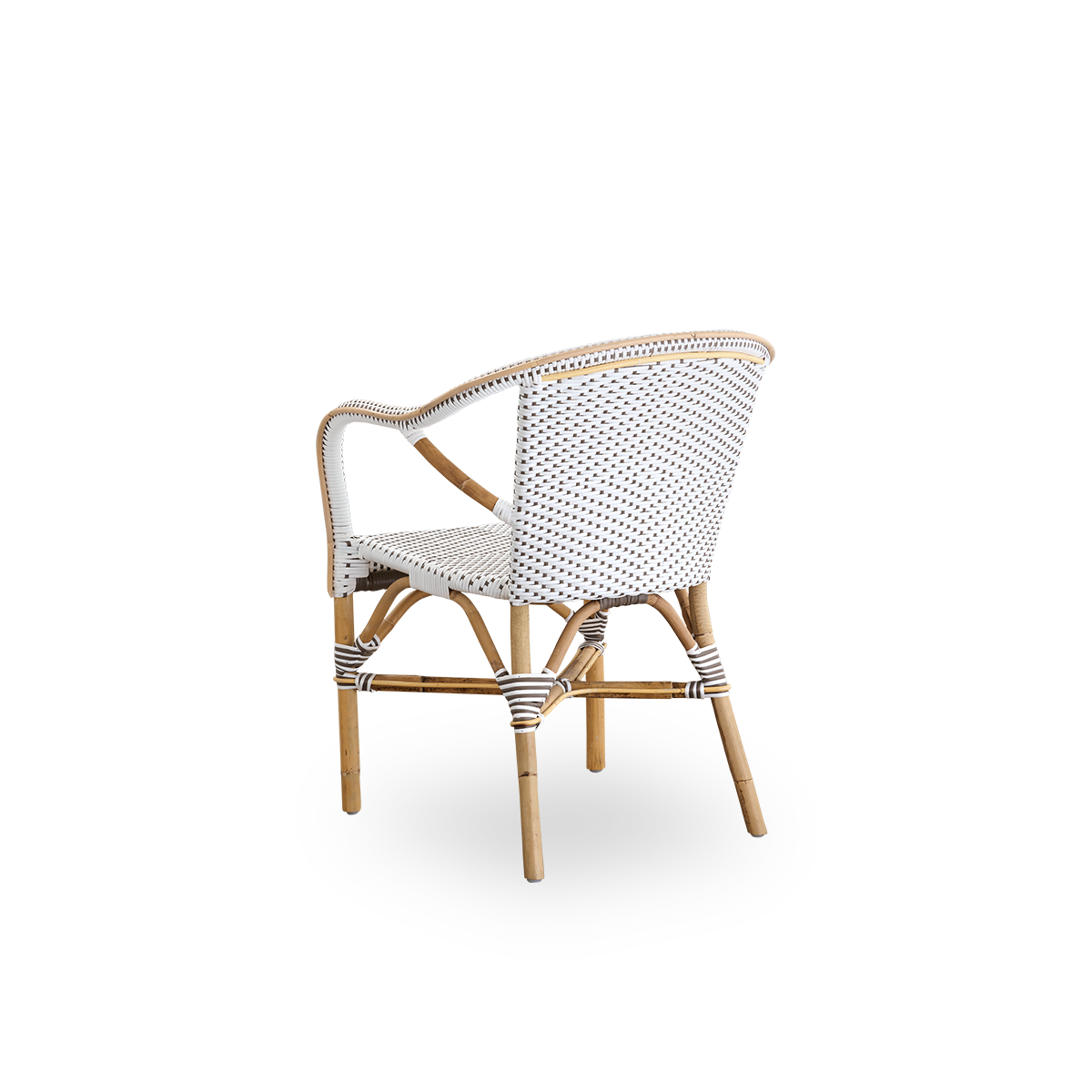 Sidevinkel bagfra af Madeleine spisebordsstolen med armlæn.
Rattanramme med sæde og ryglæn flettet i hvid ArtFibre med brune prikker. Inspireret af 1950’ernes bistrodesign.