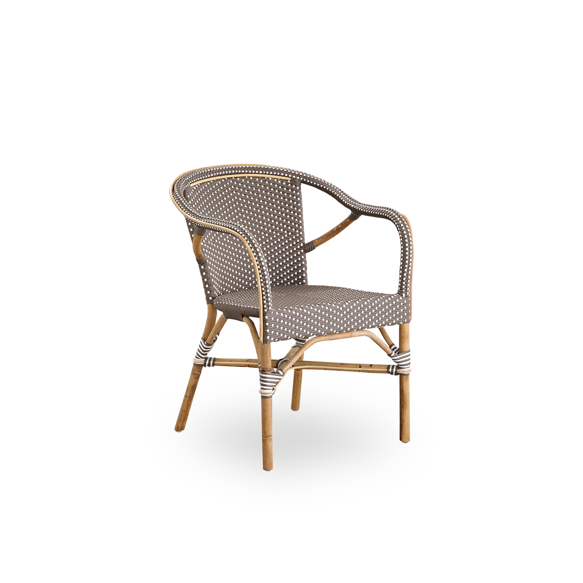 Side view af Madeleine spisestol med armlæn. Rattanramme med sæde og ryg flettet i ArtFibre i brun med hvide prikker. Inspireret af bistrodesign fra 1950’erne.