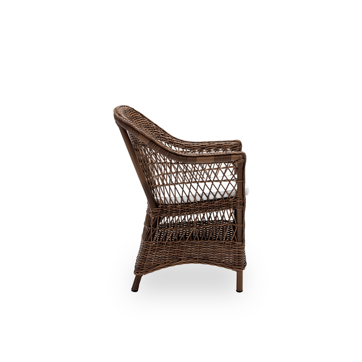 Ren sidevisning af Charlot udendørs spisebordsstol med sædehynde, i brun ArtFibre og aluminium. Fra Sika-Designs Georgia Garden-kollektion, inspireret af britisk kolonistil og klassisk dansk flet, med armlæn og høj ryg.