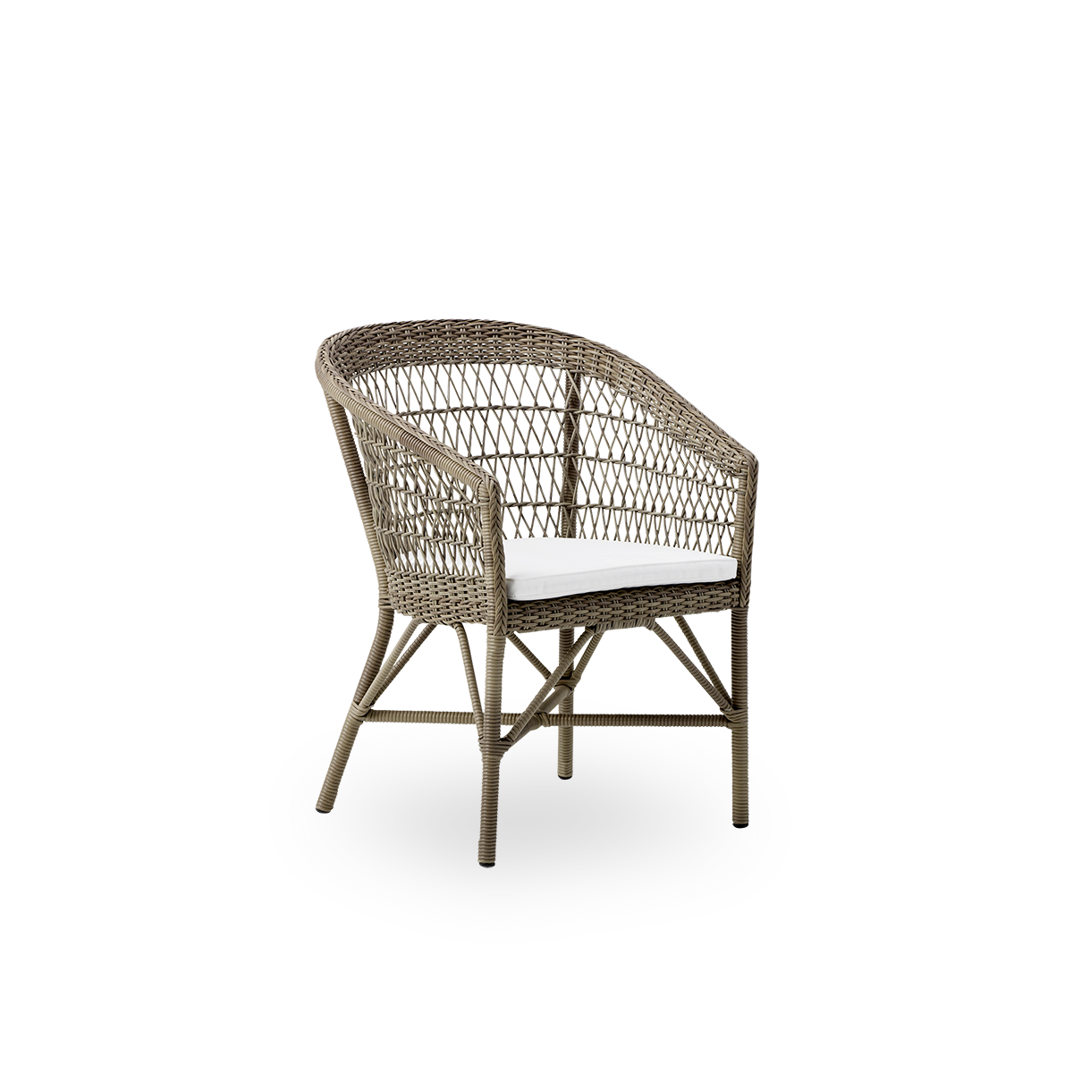 Side view af Emma udendørs spisestol i farven Antique Grey, inspireret af britisk kolonistil. Rund ryg, der går over i armlæn. Aluminiumsramme fuldt flettet med ArtFibre.