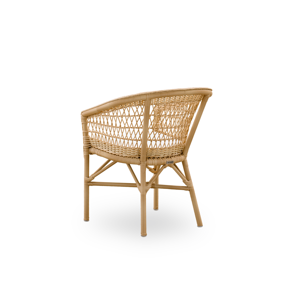 Bagfra vinkel af Emma udendørs spisestol i farven natur, inspireret af britisk kolonistil. Det runde ryglæn går over i armlænene. Aluminiumsramme fuldt flettet med ArtFibre.