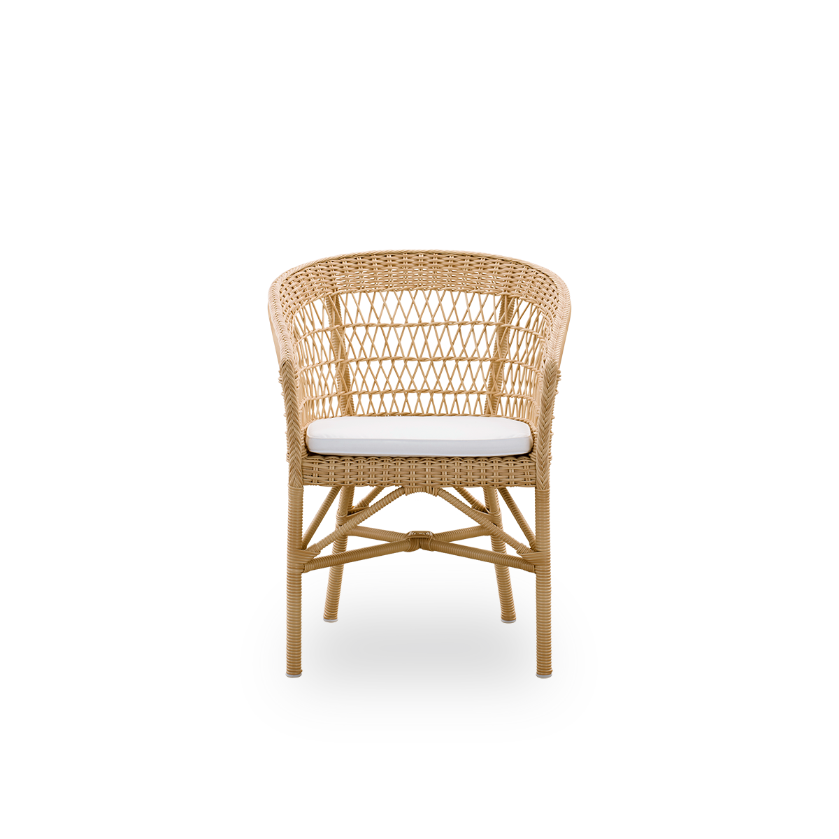 Ren front vinkel af Emma udendørs spisestol i farven Natural, inspireret af britisk kolonistil. Rund ryglæn går elegant over i armlæn. Aluminiumsramme fuldt flettet med ArtFibre.