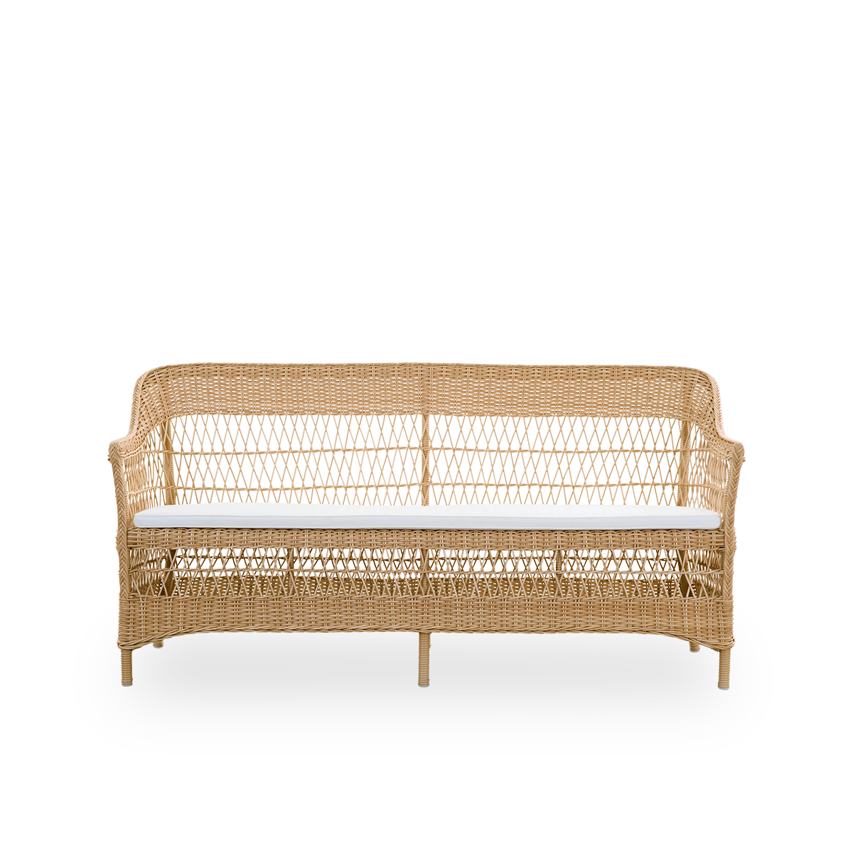 Ren front vinkel af Charlot 3-personers Exterior sofa i farven Natural, en fuldt flettet udendørs sofa i britisk kolonistil, håndlavet i ArtFibre på holdbare aluminiumsrammer.