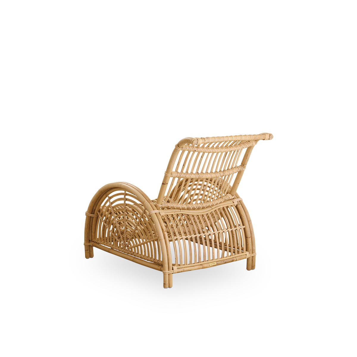 Sidevinkel bagfra af Paris loungestolen, ikonisk design af Arne Jacobsen.
Håndlavet af højkvalitets rattan.