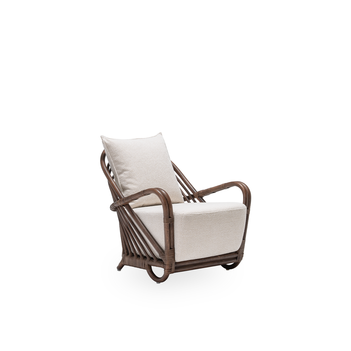 Sidevisning af Charlottenborg loungestol med sæde- og ryghynde, i brun rattan. Designet af Arne Jacobsen i 1936 og en del af Sika-Designs ICONS-kollektion med genudgivne designmøbler. Håndlavet i indonesisk rattan af høj kvalitet.