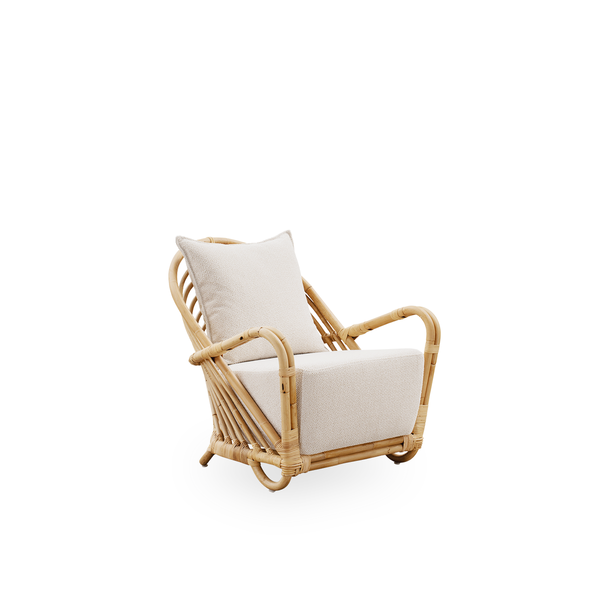 Side view af Charlottenborg loungestol i poleret naturlig rattan, designet af Arne Jacobsen. Stolen har en buet ryg og armlæn integreret i basen, håndlavet i rattan af høj kvalitet fra Indonesien.