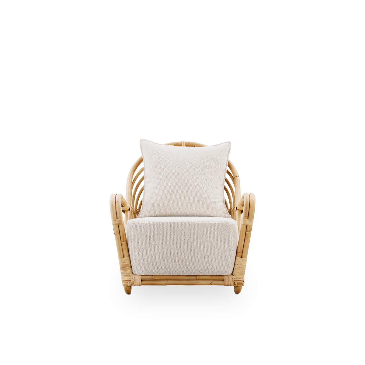 Ren front vinkel af Charlottenborg loungestol i poleret naturlig rattan, designet af Arne Jacobsen. Stolen har en buet ryg og armlæn integreret i basen, håndlavet i indonesisk rattan af høj kvalitet.
