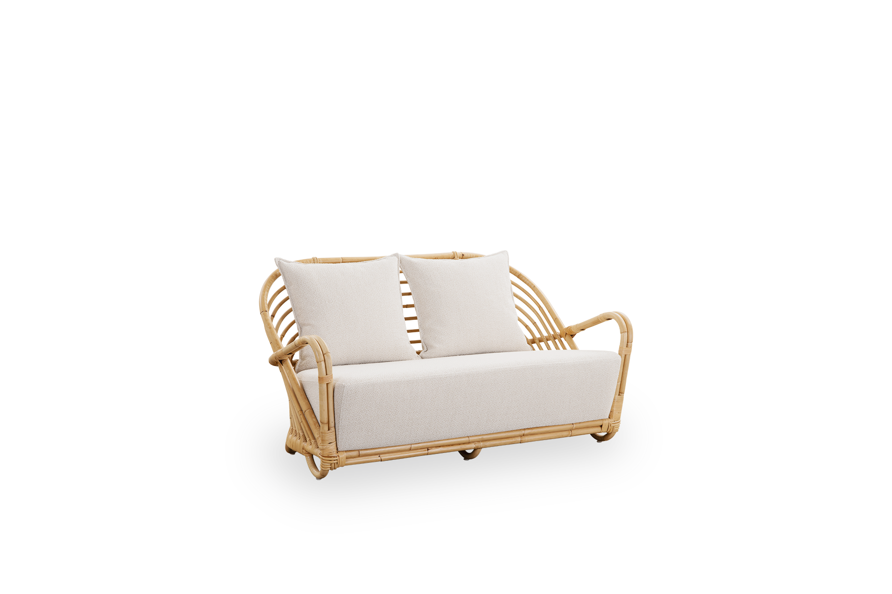 Side view af Charlottenborg 2-personers sofa i poleret naturlig rattan, designet af Arne Jacobsen. Sofaen har en buet ryg og armlæn integreret i basen, håndlavet i rattan af høj kvalitet fra Indonesien.