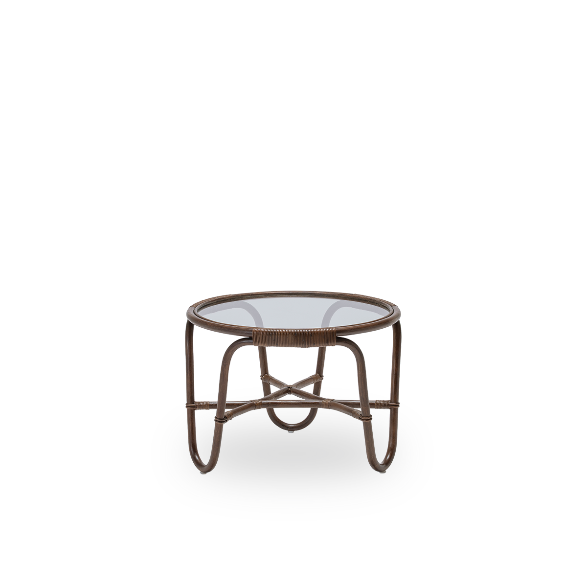 Sidevisning af Charlottenborg sofabord, i brun rattan. Designet af Arne Jacobsen og en del af Sika-Designs ICONS-kollektion med genudgivne designmøbler. Håndlavet i indonesisk rattan af høj kvalitet.