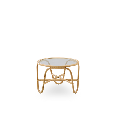 Side view af Charlottenborg sofabord, designet af Arne Jacobsen, et rundt fletsofabord med integreret glasplade, håndlavet i rattan af høj kvalitet fra Indonesien.