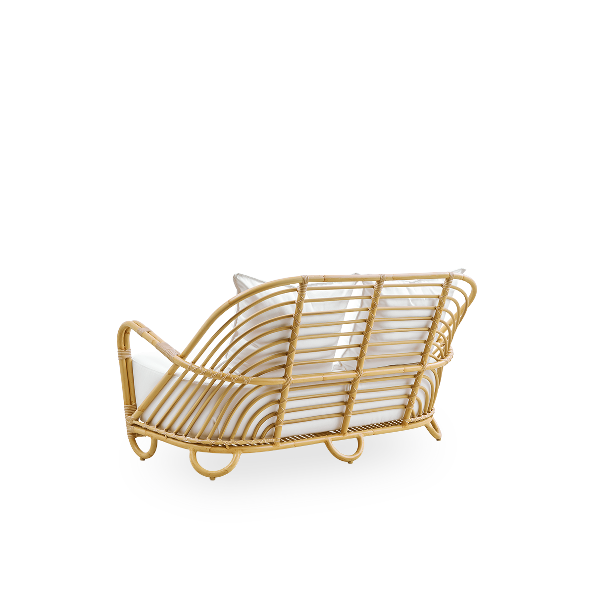 Bagfra vinkel af Charlottenborg udendørs 2-personers sofa i rattanlook, designet af Arne Jacobsen. Sofaen har en buet ryg og armlæn integreret i basen, håndlavet med en Alu-Rattan-ramme og flettede ArtFibre-detaljer.