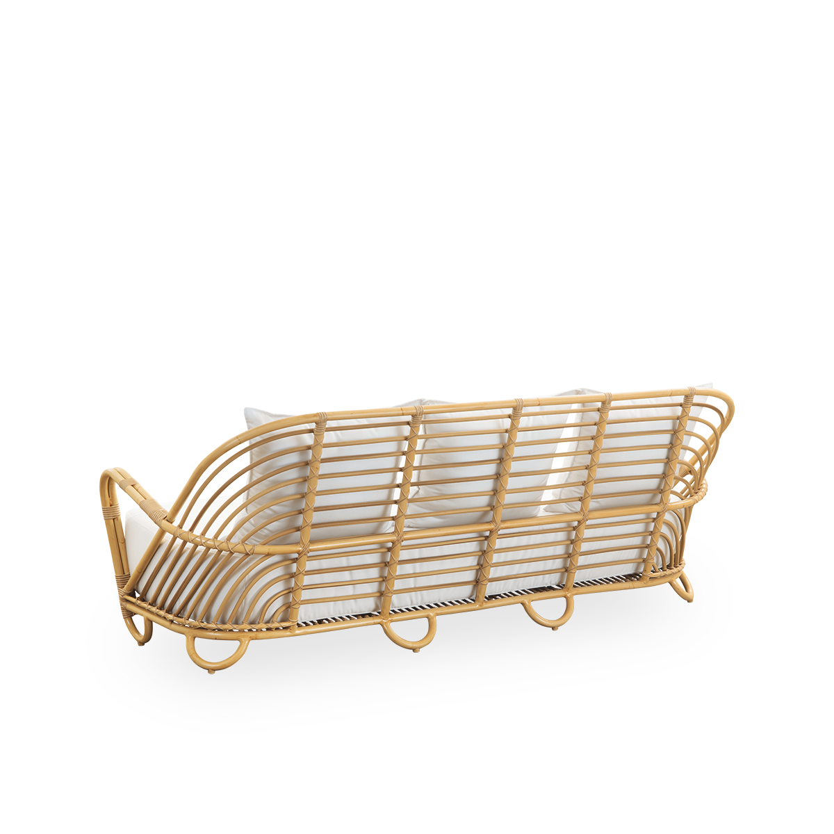 Sidevinkel bagfra af Charlottenborg Exterior 3-personers sofa i rattan-look, designet af Arne Jacobsen. Sofaen har en buet ryg og armlæn integreret i basen, håndlavet med en Alu-Rattan-ramme og flettede ArtFibre-detaljer.