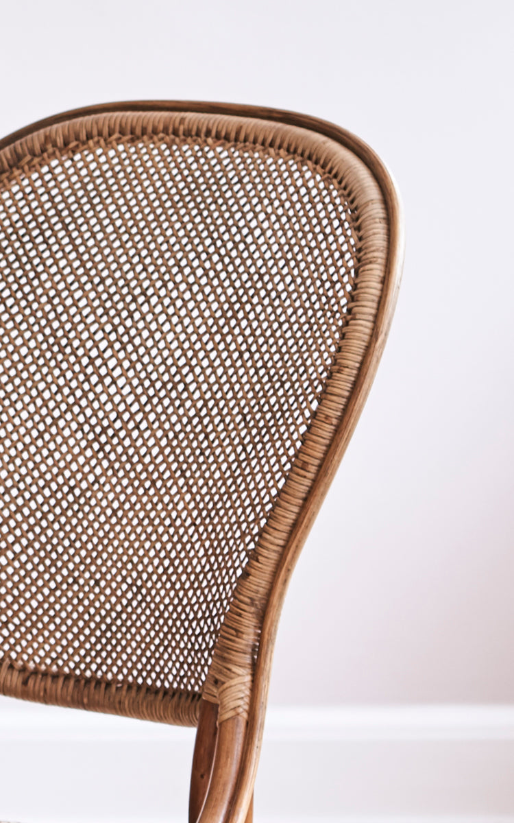 Dette er et nærbillede af Rossini Dining Chair i antique rattan. Detaljeret visning af den åbne rottingflet-ryg og bistro-stellet.