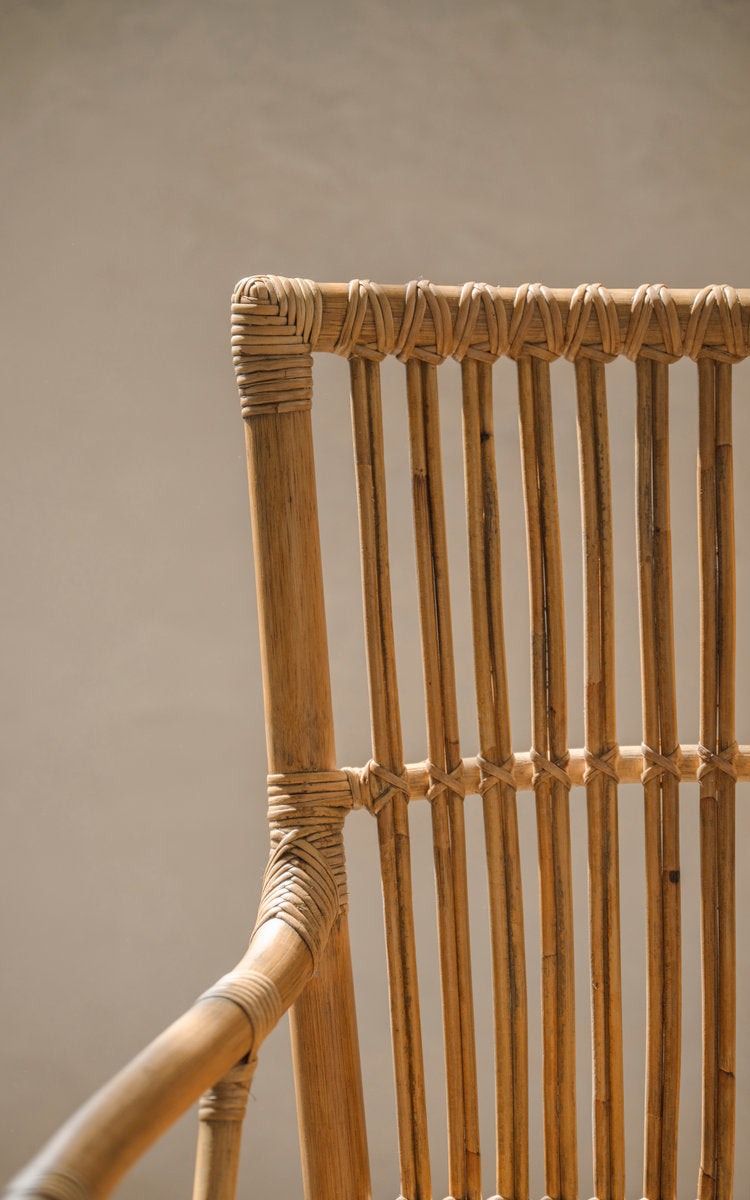 Dette er et nærbillede af Piano Spisebordsstol i antique rattan. Ryglæn med tremmer og håndomviklede rattansamlinger.