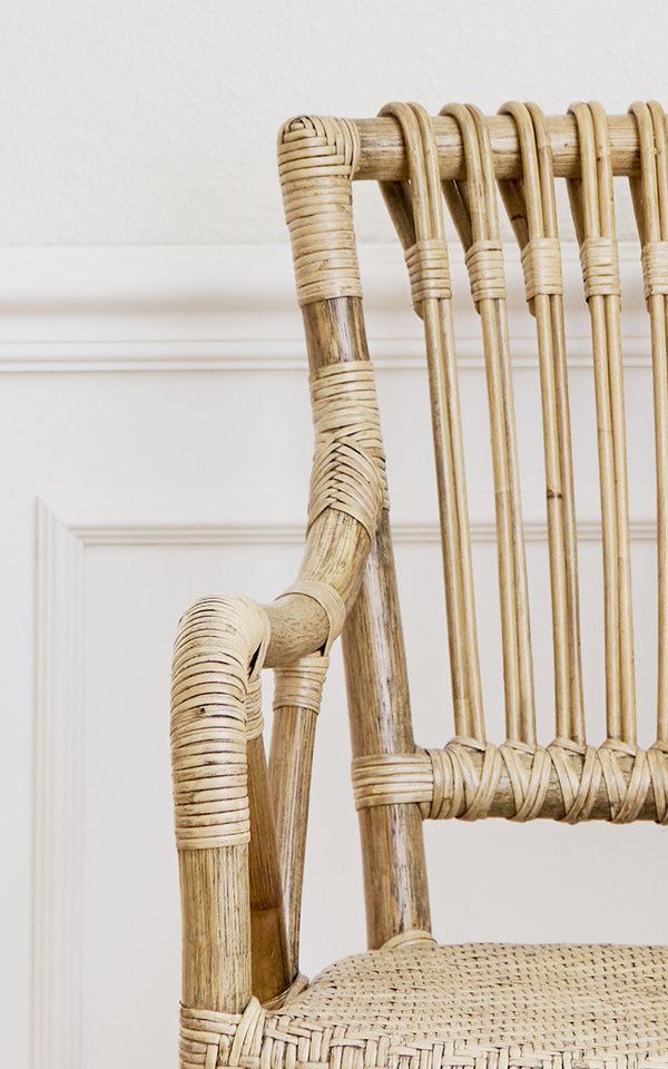Dette er et nærbillede af Blues Skammel i antique Rattan.
