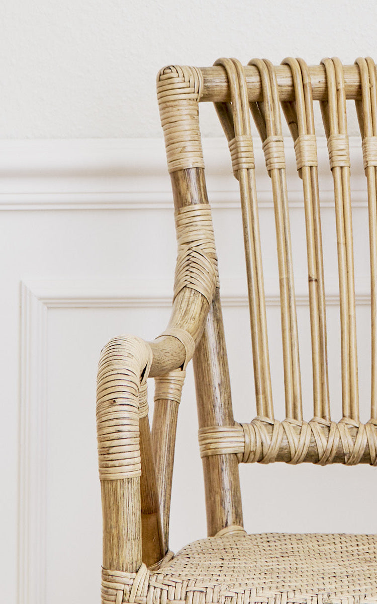 Dette er et nærbillede af Blues Skammel i antique Rattan.
