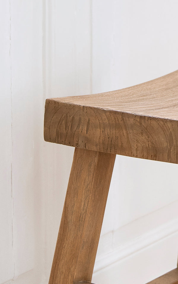 Dette er et nærbillede af Charles Skammel i teak indoor.
