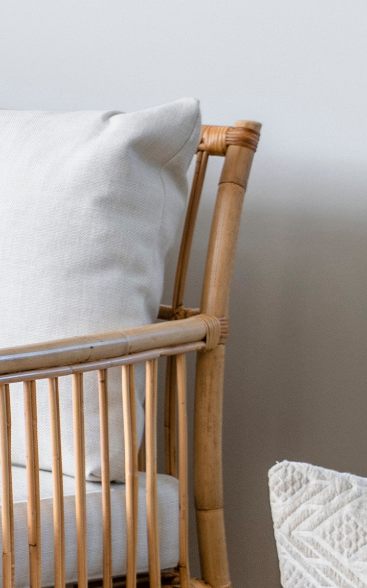 Dette er et nærbillede af Caroline Sofa i natural rattan.