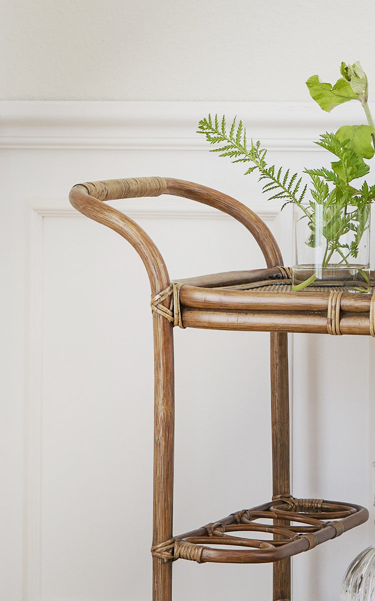 Dette er et nærbillede af Carlo Trolley i antique Rattan.