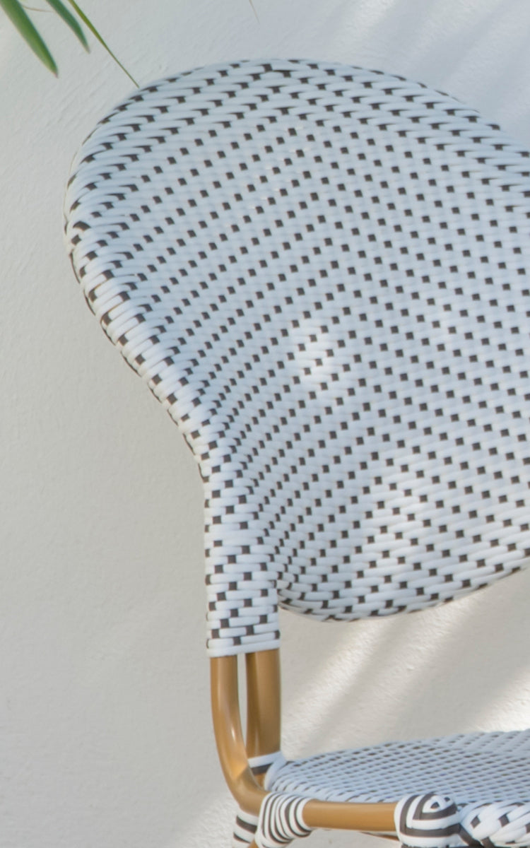Dette er et nærbillede af Isabell i almond aluminium frame White w cappuccino dot ArtFibre.