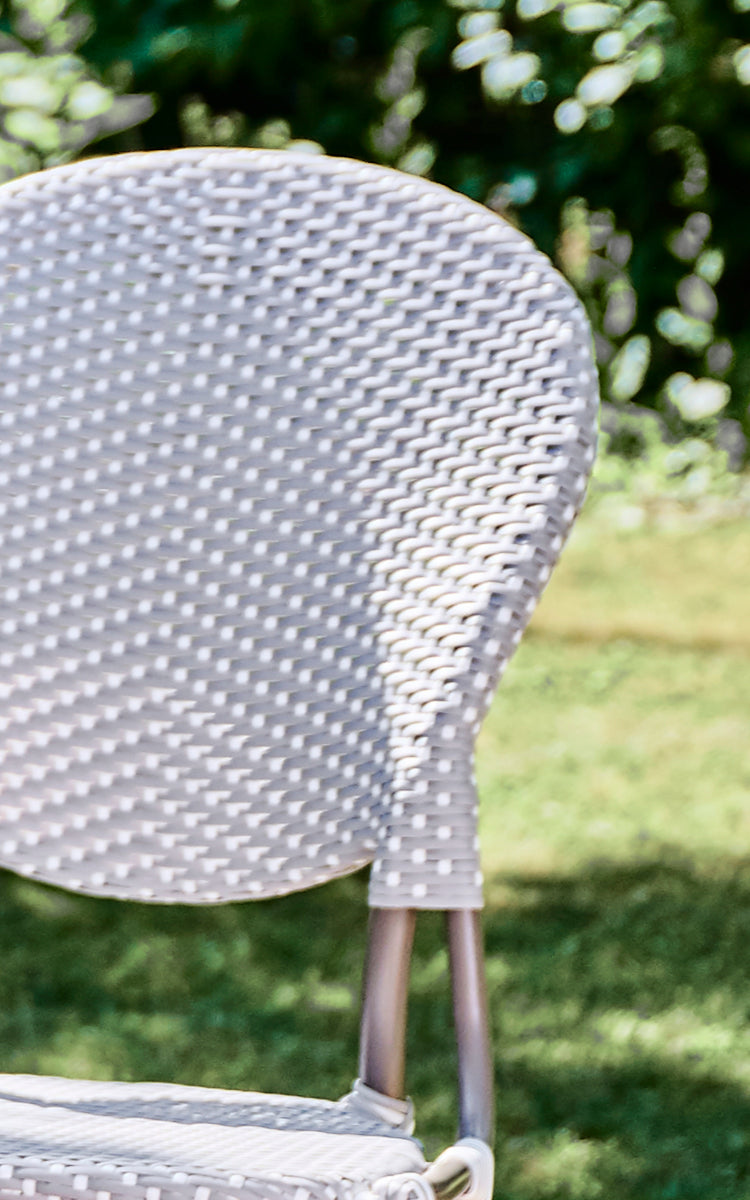 Dette er et nærbillede af Isabell i taupe aluminium frame Grey w white dot ArtFibre.
