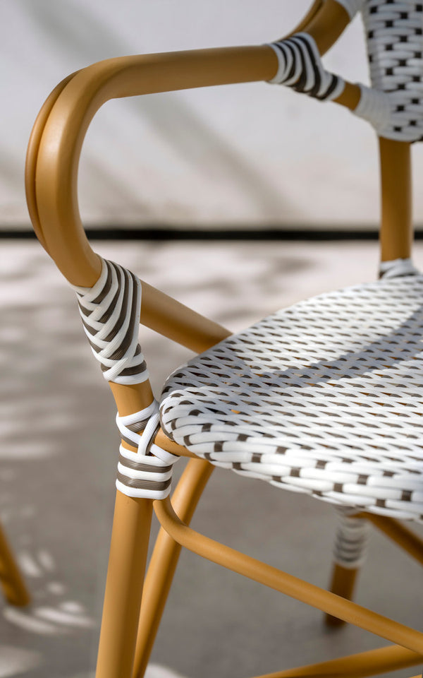 Dette er et nærbillede af Isabell Udendørs spisestuelænestol i almond aluminium frame white w cappuccino dot artfibre. Omviklet armlæn.