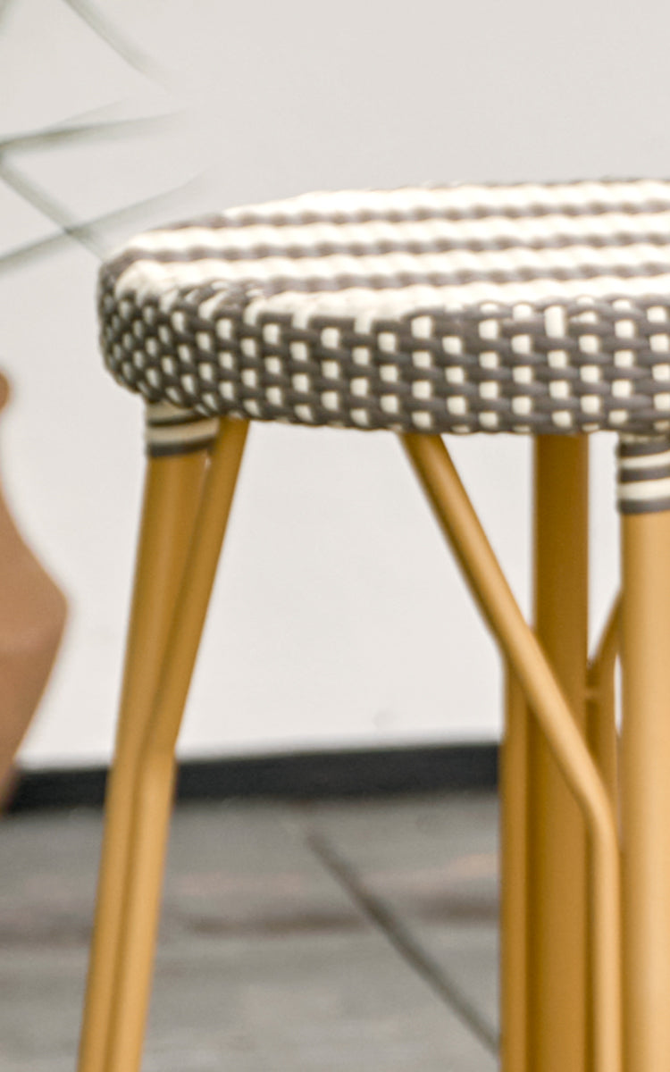 Dette er et nærbillede af Simone Udendørs skammel i almond aluminium frame striped cappuccino ivory artfibre.