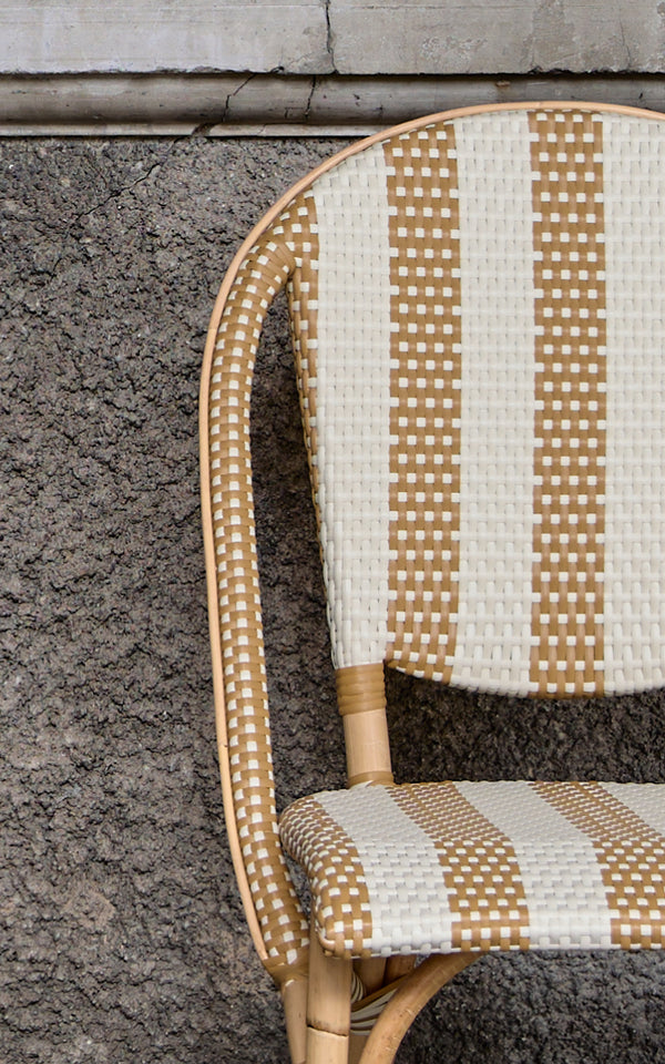 Dette er et nærbillede af Sofie Spisebordsstol i striped honey ivory artfibre skin on rattan frame.