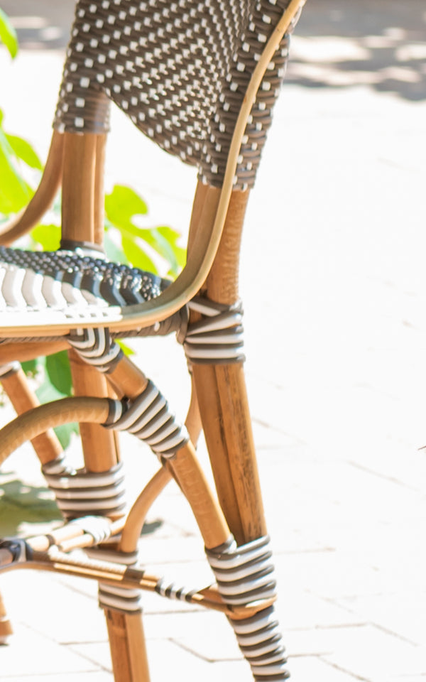 Dette er et nærbillede af Isabell i cappuccino w white dot ArtFibre skin on rattan frame.