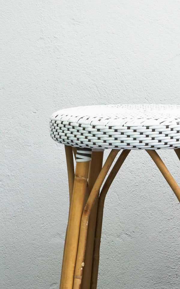 Dette er et nærbillede af Simone Skammel i white w cappuccino dot ArtFibre Skin on Rattan frame. Vist mod en hvid pudset væg.