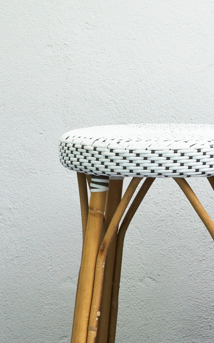 Dette er et nærbillede af Simone Skammel i white w cappuccino dot ArtFibre Skin on Rattan frame. Vist mod en hvid pudset væg.