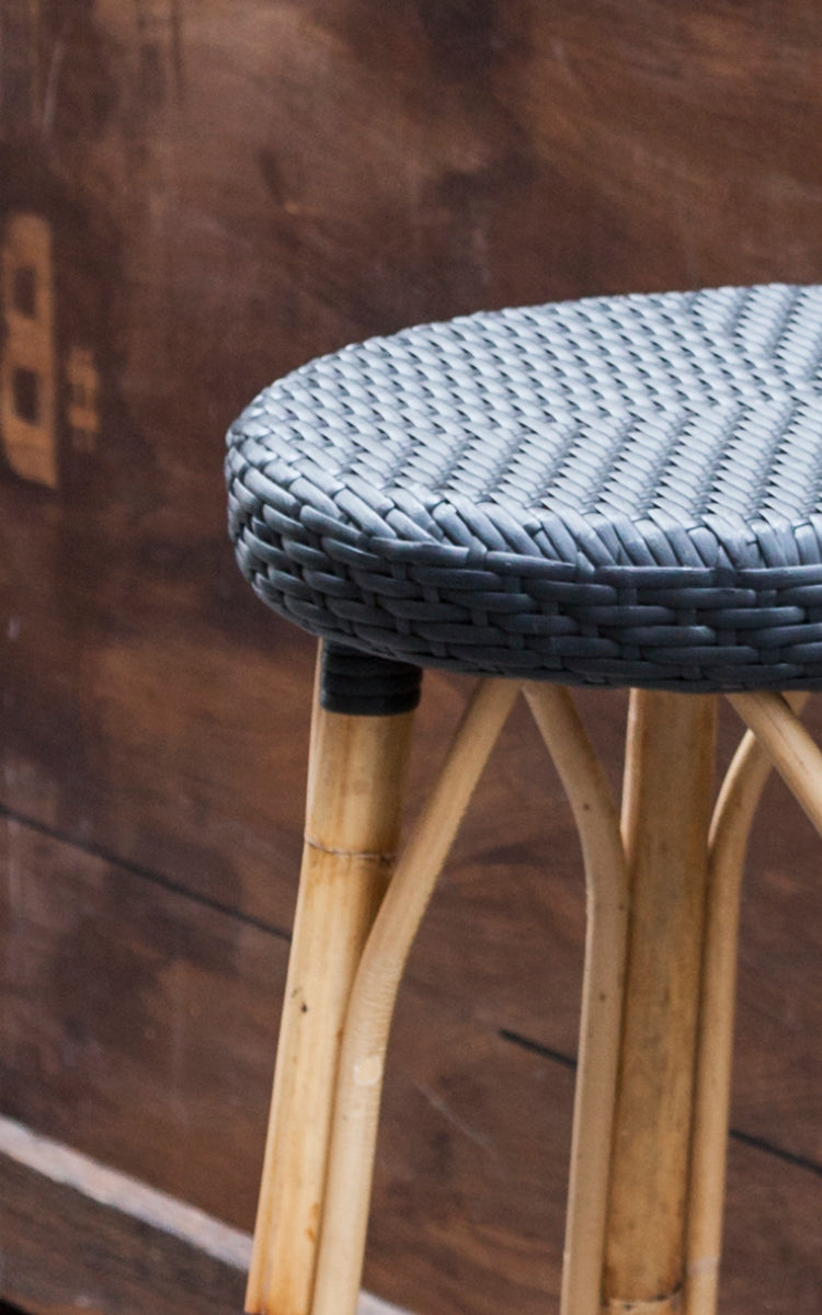 Dette er et nærbillede af Simone Barstol i black ArtFibre Skin on Rattan frame. Detalje af det flettede sæde mod mørkt træ.