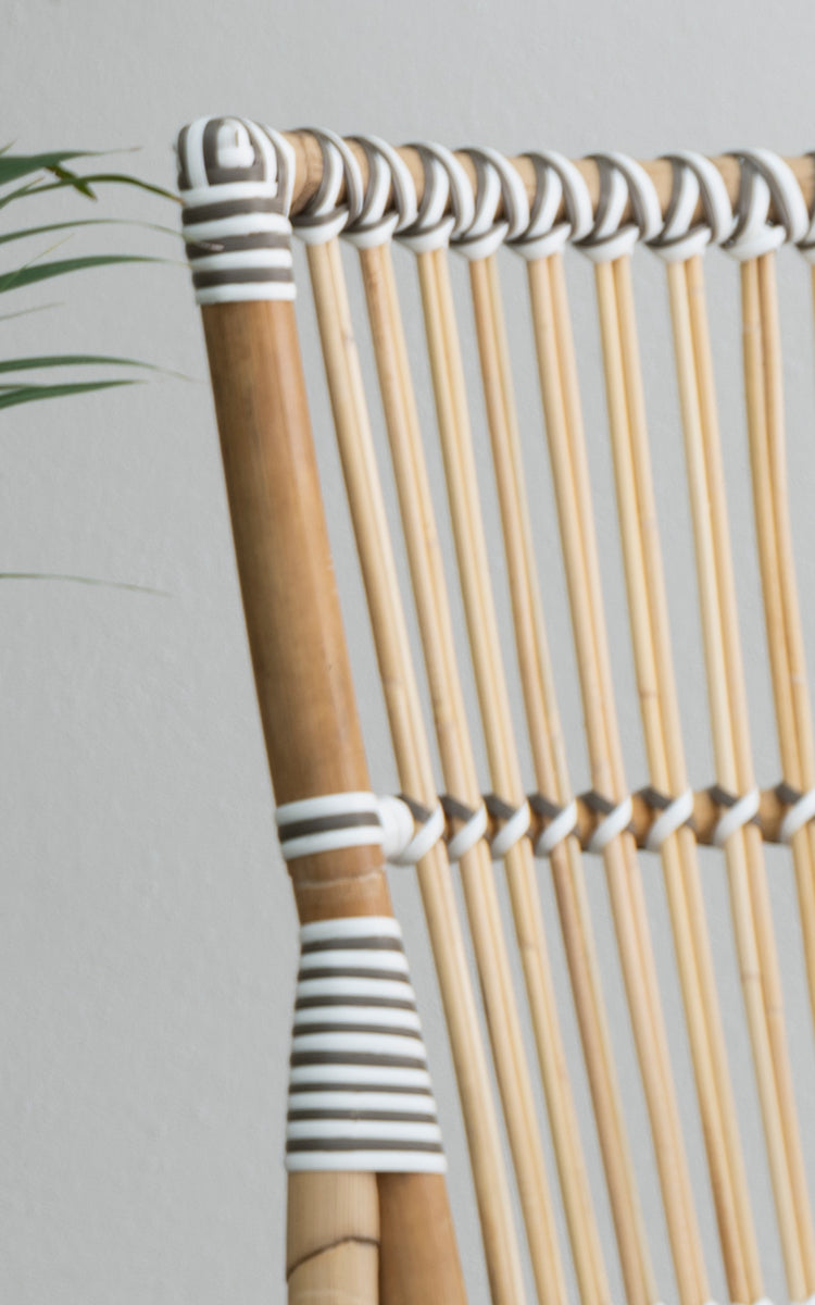 Dette er et nærbillede af Monique Spisebordsstol i white w cappuccino dot artfibre skin on rattan frame.
