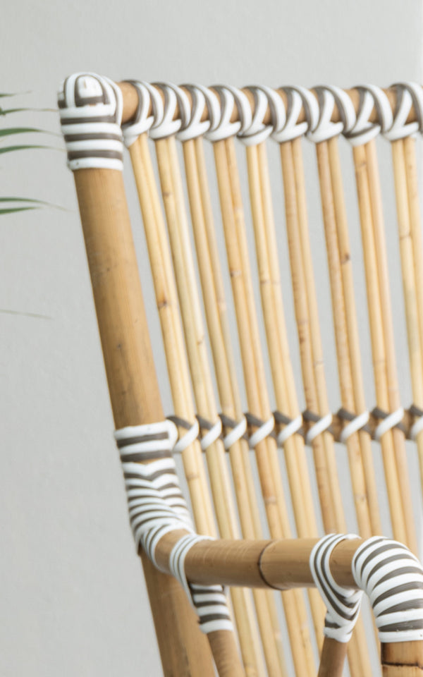 Dette er et nærbillede af Monique Spisestuelænestol i white w cappuccino dot artfibre skin on rattan frame.