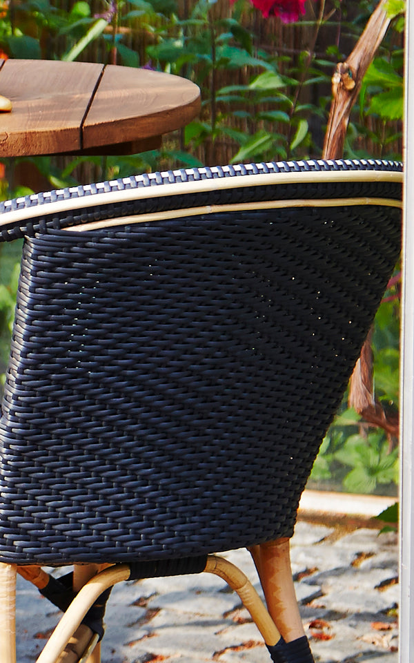 Dette er et nærbillede af Madeleine Spisebordsstol i black ArtFibre skin on rattan frame. Tæt sort fletning med rattanrammekant.