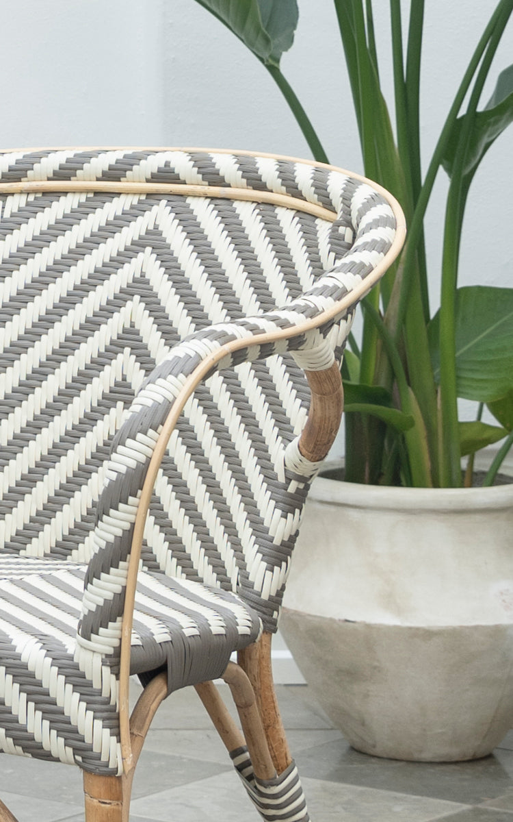 Dette er et nærbillede af Madeleine Spisebordsstol i chevron cappuccino ivory ArtFibre skin on rattan frame. Markant chevron-fletmønster.
