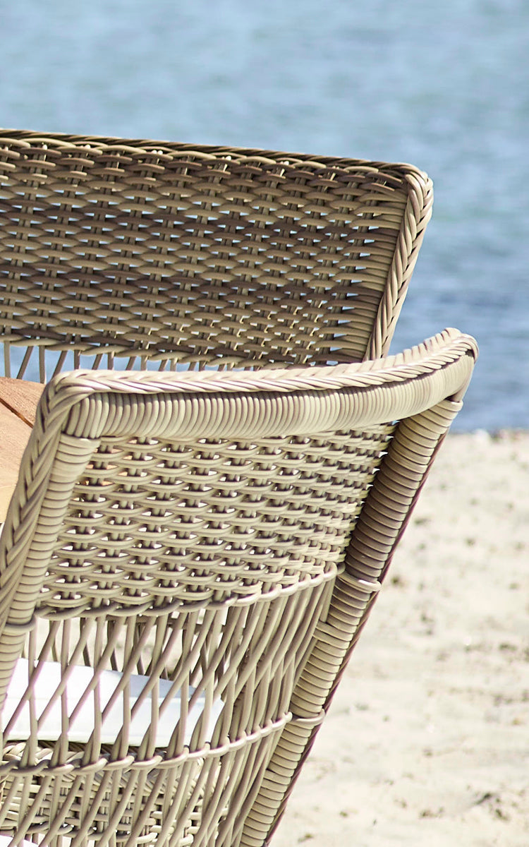 Dette er et nærbillede af Marie Exterior Side Chair i antique grey artfibre aluminium. Detalje af kryds-gitterflettemønsteret.
