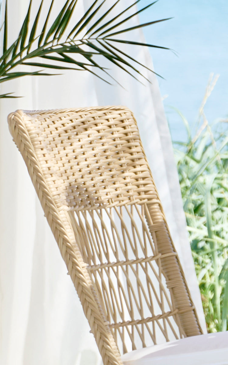Dette er et nærbillede af Marie Exterior Side Chair i natural artfibre aluminium. Detalje af kryds-gitterfletten og sædekanten.
