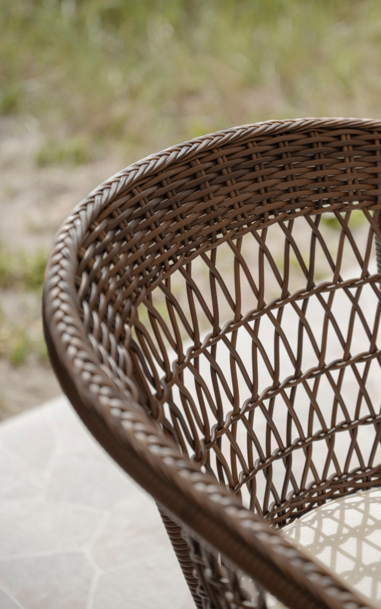 Dette er et nærbillede af Emma Udendørs stol i brown artfibre aluminum. Flettet kant og åben rudeflet.