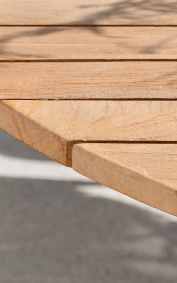 Dette er et nærbillede af George Udendørs bord Ø120 i outdoor Teak.