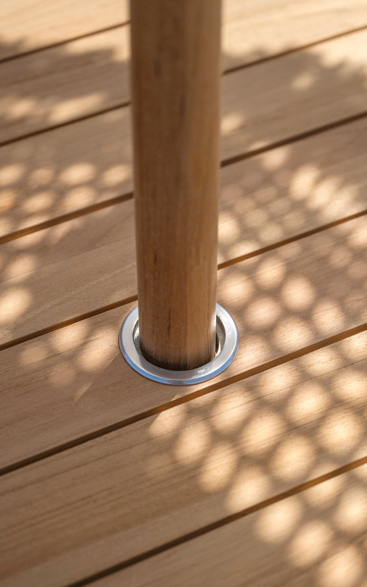 Dette er et nærbillede af George Teakbord Ø120 cm i teak outdoor. Parasolstang i bordpladens indsats.