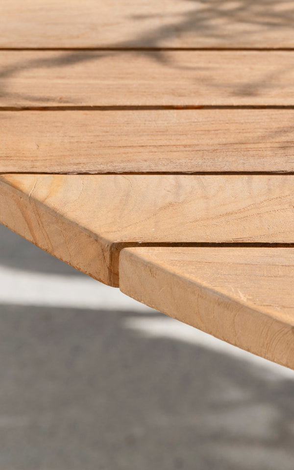 Dette er et nærbillede af George Udendørs bord Ø160 i outdoor Teak.