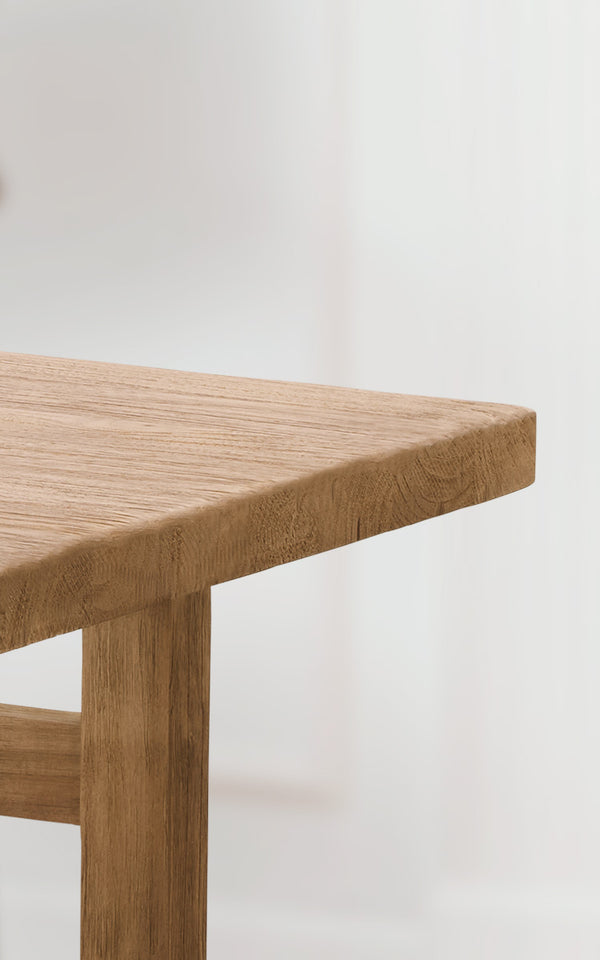 Dette er et nærbillede af Alfred Sofabord i teak indoor.