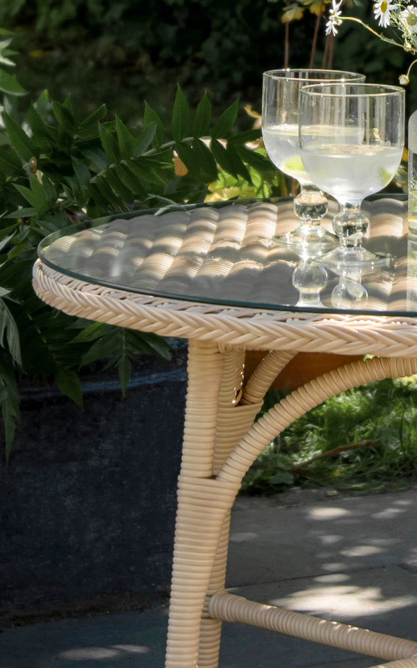 Dette er et nærbillede af Victoria Exterior Coffee Table Ø80 cm i natural artfibre aluminium. Detalje af den flettede tekstur og stelkonstruktion.