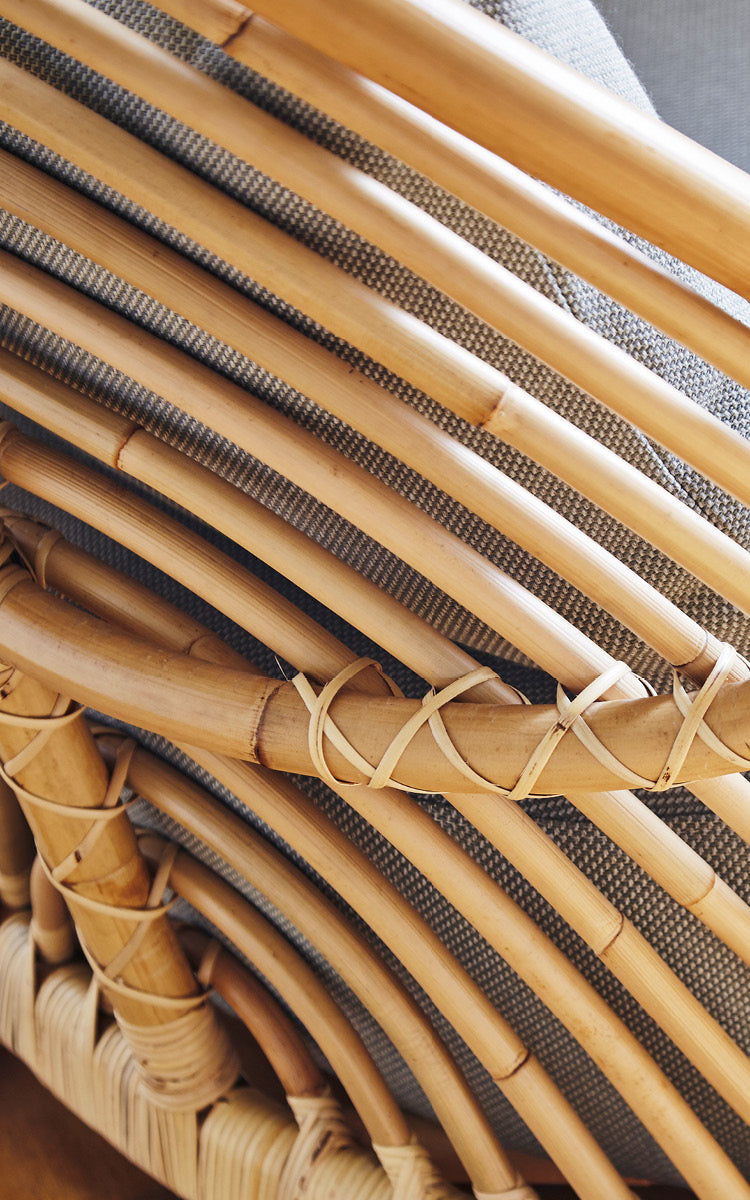 Dette er et nærbillede af Charlottenborg Lænestol i polished Natural Rattan.